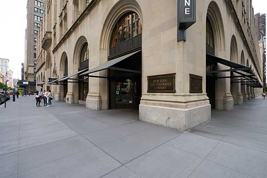 New York Life Building の北東角、左はパークアベニュー